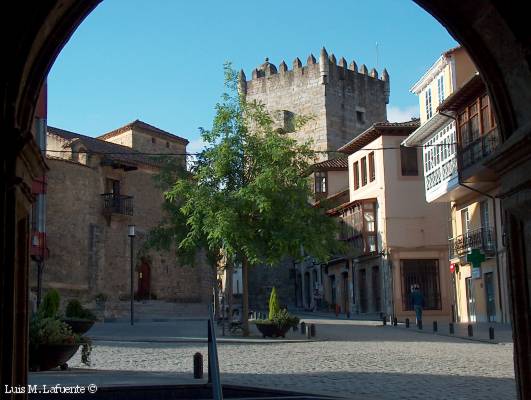Torre Castillo de los Valdes Salas, imagen tomada desde la Colegiata de Santa María la Mayor, Monumento Nacional..