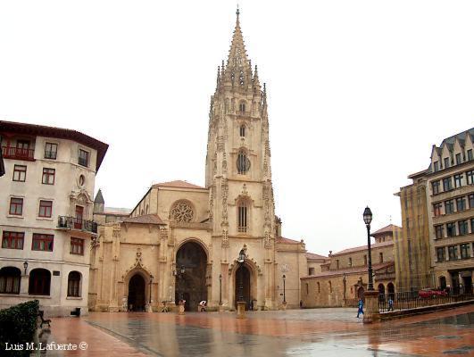 Catedral de Oviedo, "San Salvador","Quien va a Santiago y no al Salvador, visita al criado y deja al Señor". 