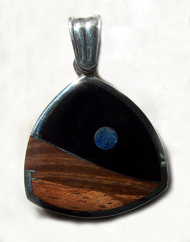 Medallon Azabache con maderas de ébano y guayacan, marfíl de mamut y azabache y plata, luna de lapislázuli